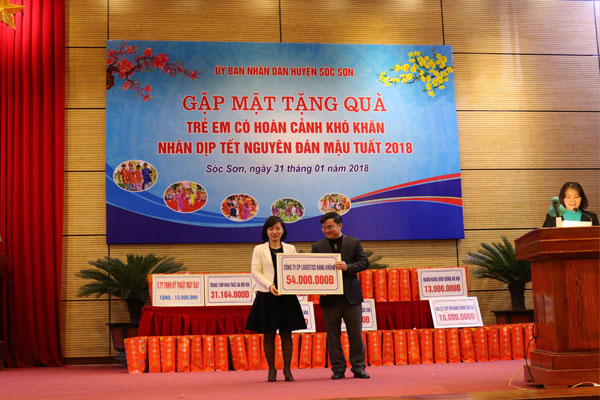 Chị Nguyễn Hồng Hạnh - Phó Tổng giám đốc Công ty Cổ phần Logistics Hàng không trao tặng tấm lòng tới các em nhỏ có hoàn cảnh khó khăn huyện Sóc Sơn